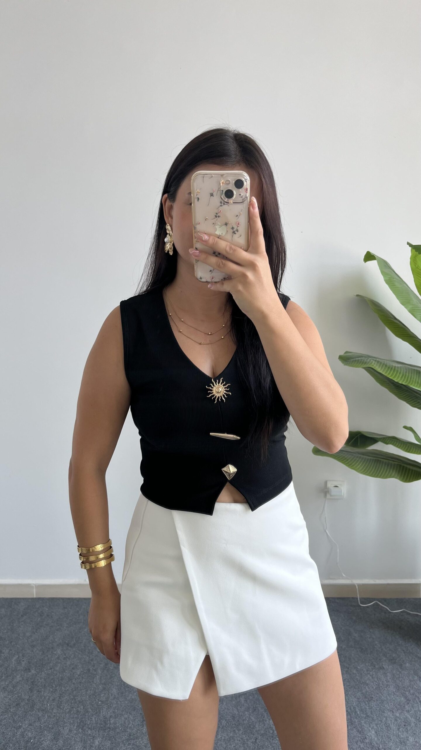 gunes-aksesuarli-bluz-siyah-e84618.jpeg Güneş Aksesuarlı Bluz - Siyah - Görsel 1