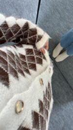 Kardena Baklava Desen Sakallı Hırka - Kahve - Görsel 7