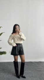 Kayık Yaka Önden Düğmeli Ekru Bluz