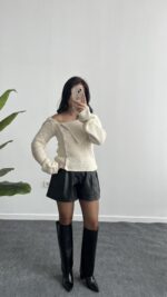 Kayık Yaka Önden Düğmeli Ekru Bluz - Görsel 4