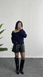 Kayık Yaka Önden Düğmeli Lacivert Bluz - Görsel 4