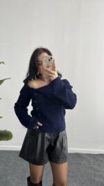 Kayık Yaka Önden Düğmeli Lacivert Bluz - Görsel 3