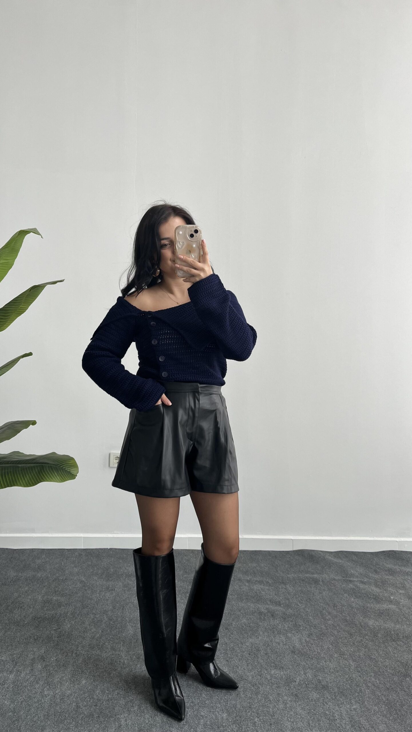 kayik-yaka-onden-dugmeli-lacivert-bluz-ff15a2.jpeg Kayık Yaka Önden Düğmeli Lacivert Bluz - Görsel 1