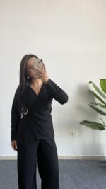 Bonita Kruvaze Yaka Aksesuarlı Takım - Siyah - Görsel 2