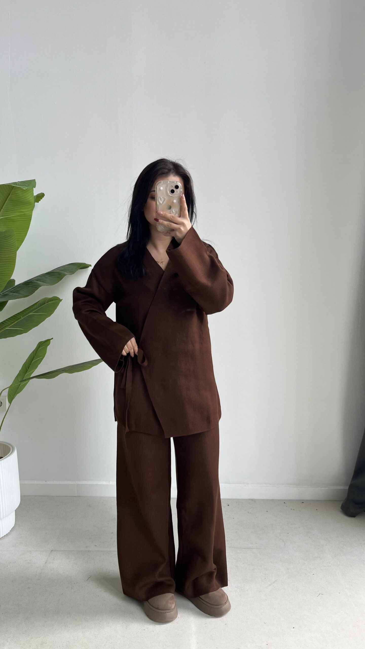 kruvaze-yaka-triko-takim-kahve-331-89.jpeg Kruvaze Triko Takım - Kahve - Görsel 1