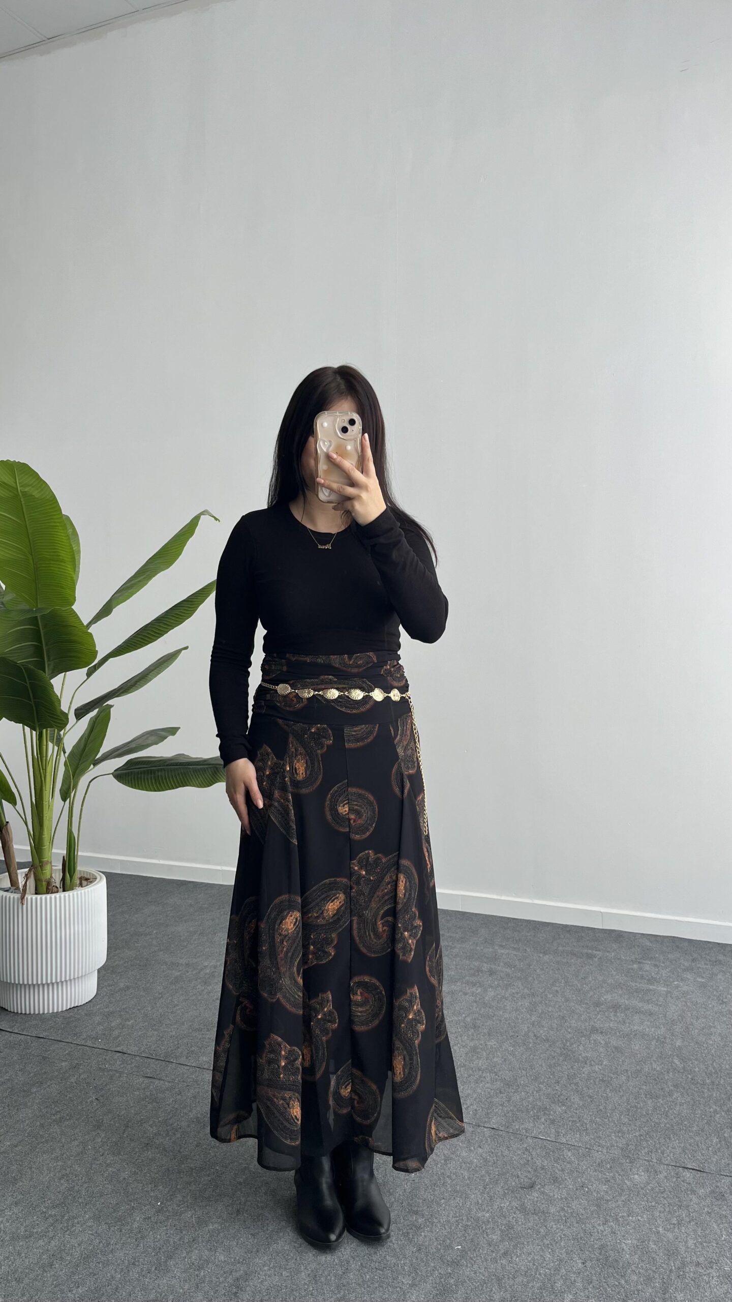 lorai-desenli-sifon-etek-siyah-47bd-a.jpeg Lorai Desenli Şifon Etek - Siyah - Görsel 1