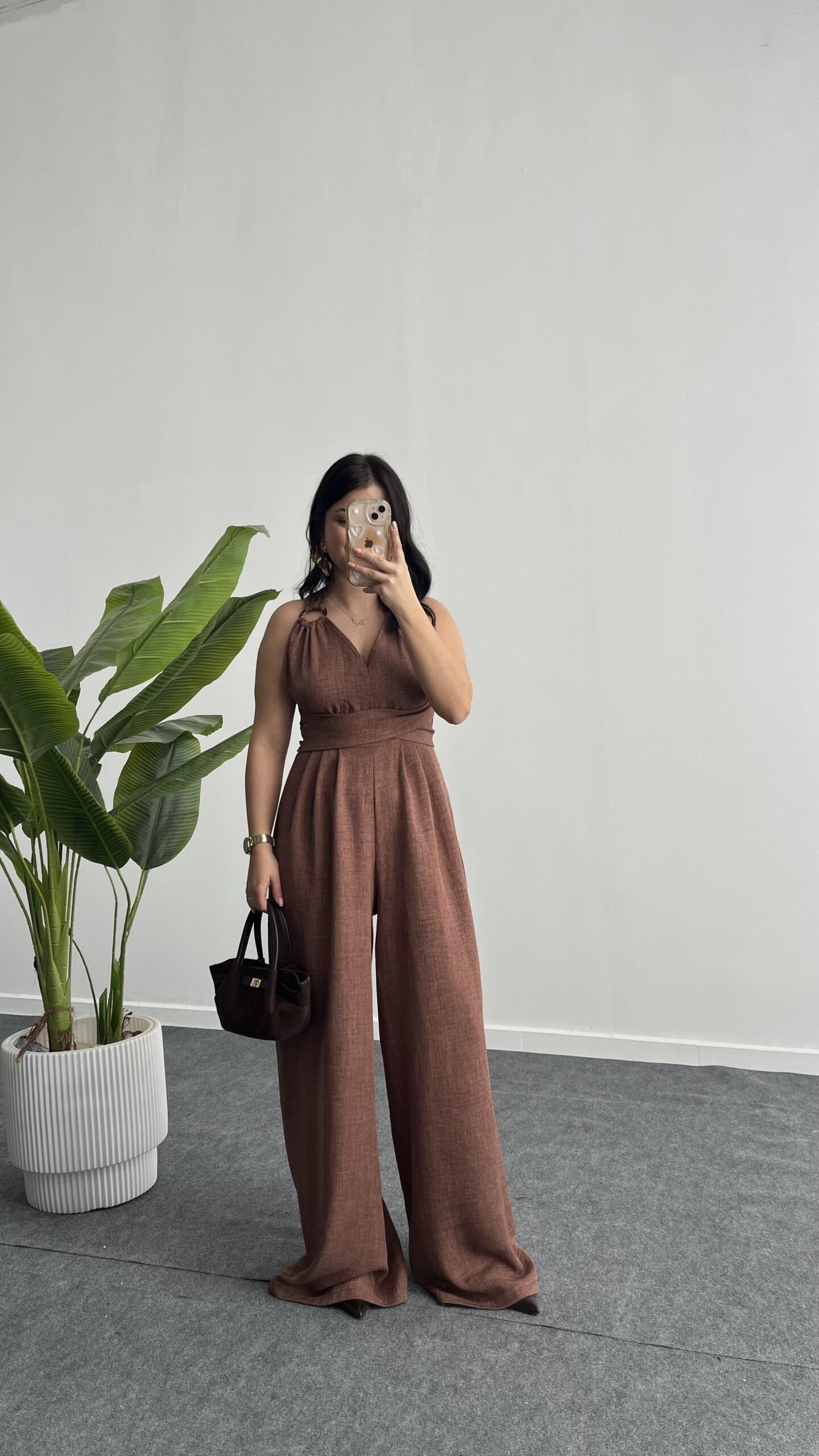 sirt-dekolteli-tulum-kahve-f578-4.jpeg Sırt Dekolteli Tulum - Kahve - Görsel 1