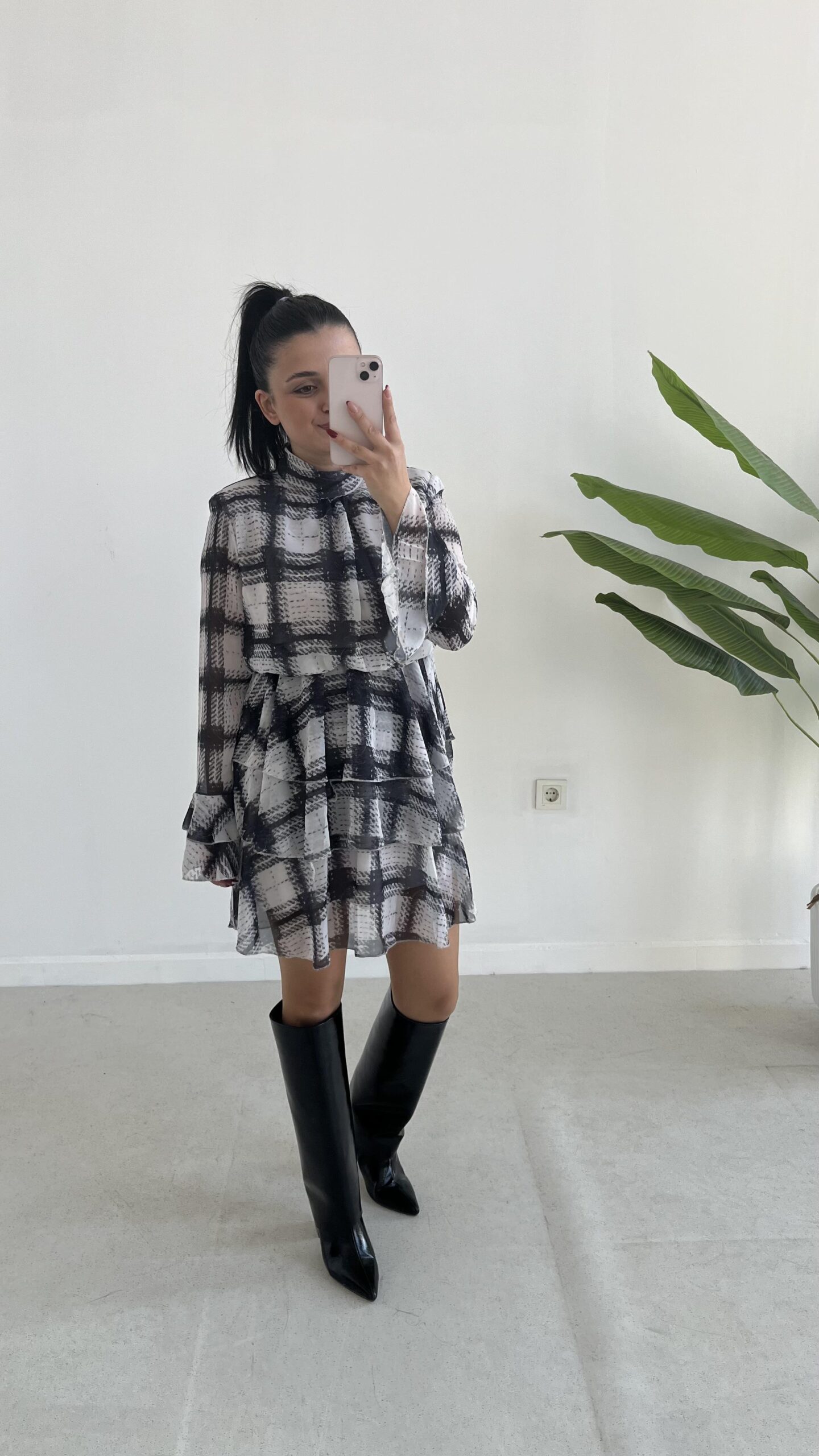 tetra-volanli-sifon-elbise-antrasit-282-96.jpeg Tetra Volanlı Şifon Elbise - Antrasit - Görsel 1