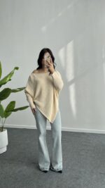 Yakası Taşlı Asimetrik Triko Bluz - Krem - Görsel 6