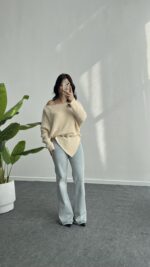 Yakası Taşlı Asimetrik Triko Bluz - Krem - Görsel 3