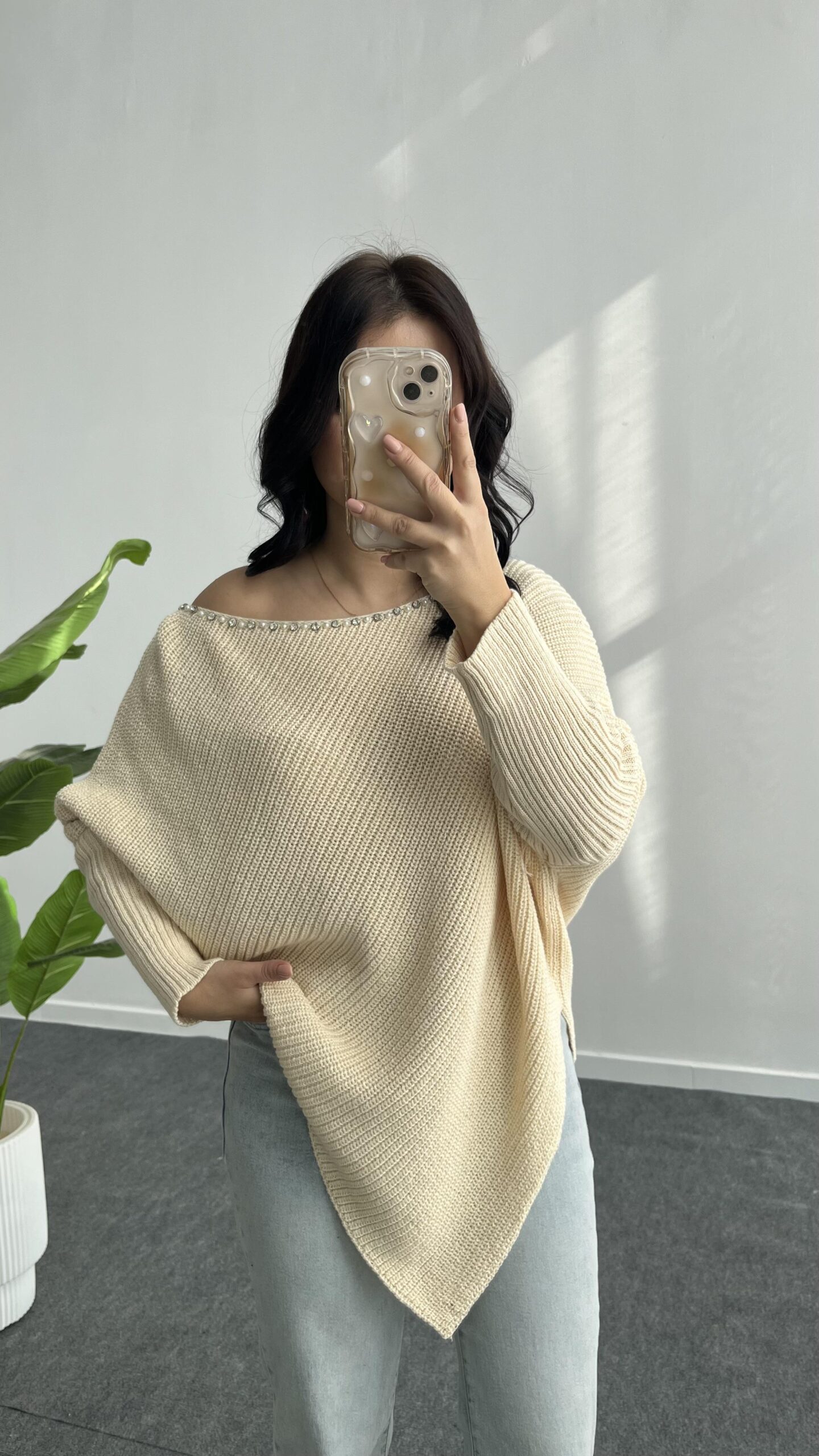 yakasi-tasli-asimetrik-triko-bluz-krem-633c46.jpeg Yakası Taşlı Asimetrik Triko Bluz - Krem - Görsel 1